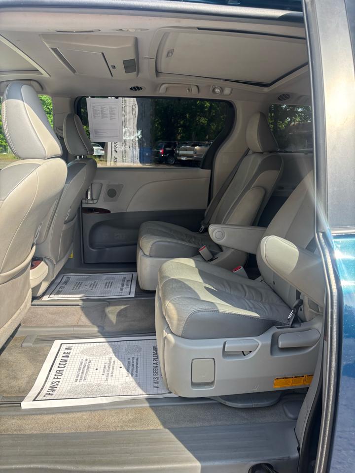 Toyota Sienna XLE AWD 7-Pass V6 2011
