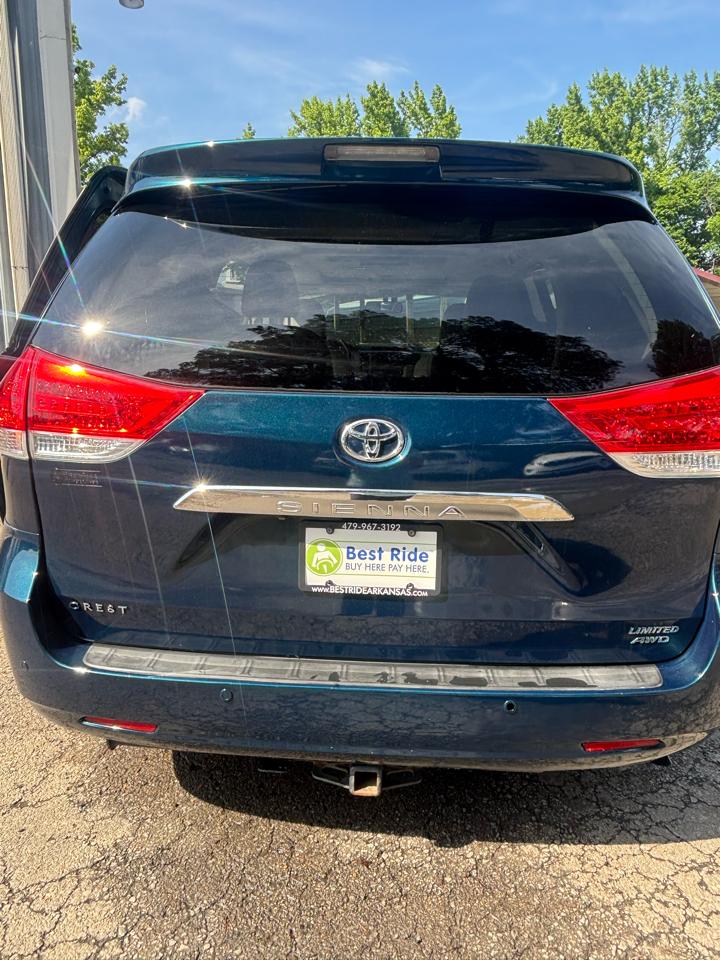 Toyota Sienna XLE AWD 7-Pass V6 2011