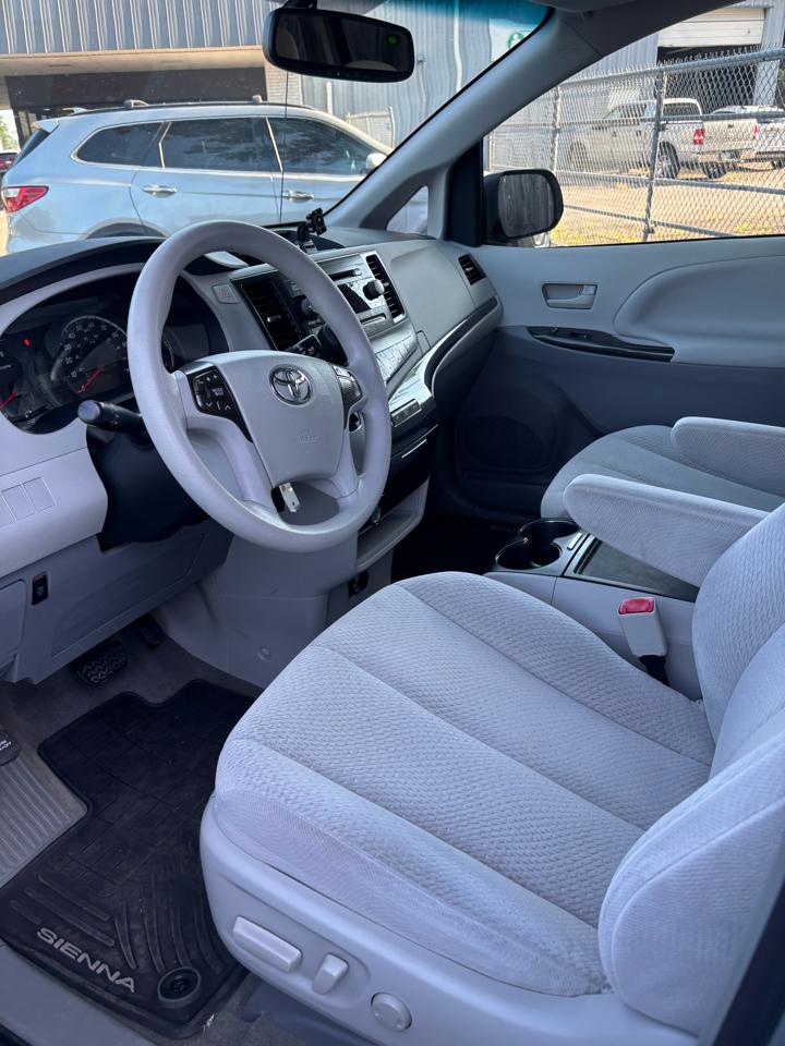 Toyota Sienna LE FWD 8-Passenger V6 2013