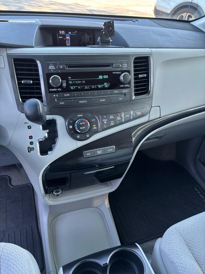 Toyota Sienna LE FWD 8-Passenger V6 2013