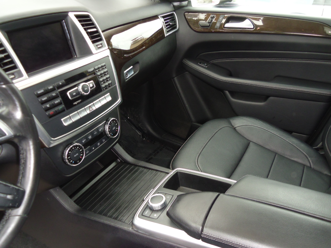 2015 Mercedes Benz ML 4MATIC 350 photo 16