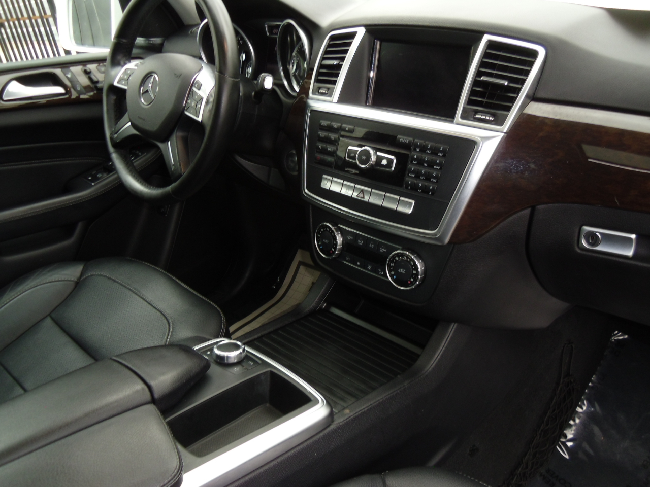 2015 Mercedes Benz ML 4MATIC 350 photo 23