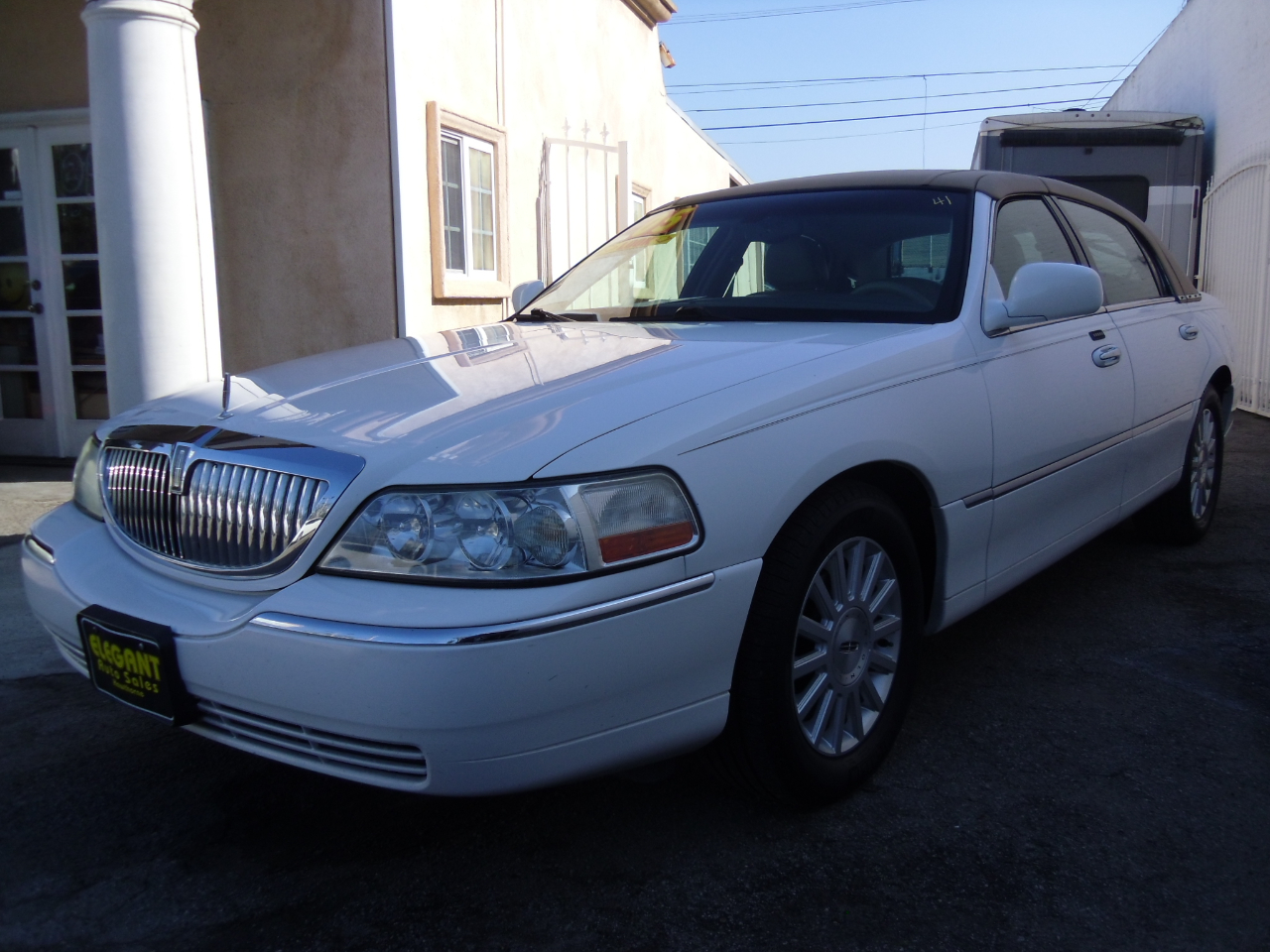 2005 Lincoln Town Car Signature photo 2