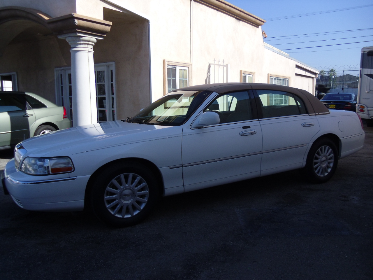 2005 Lincoln Town Car Signature photo 3