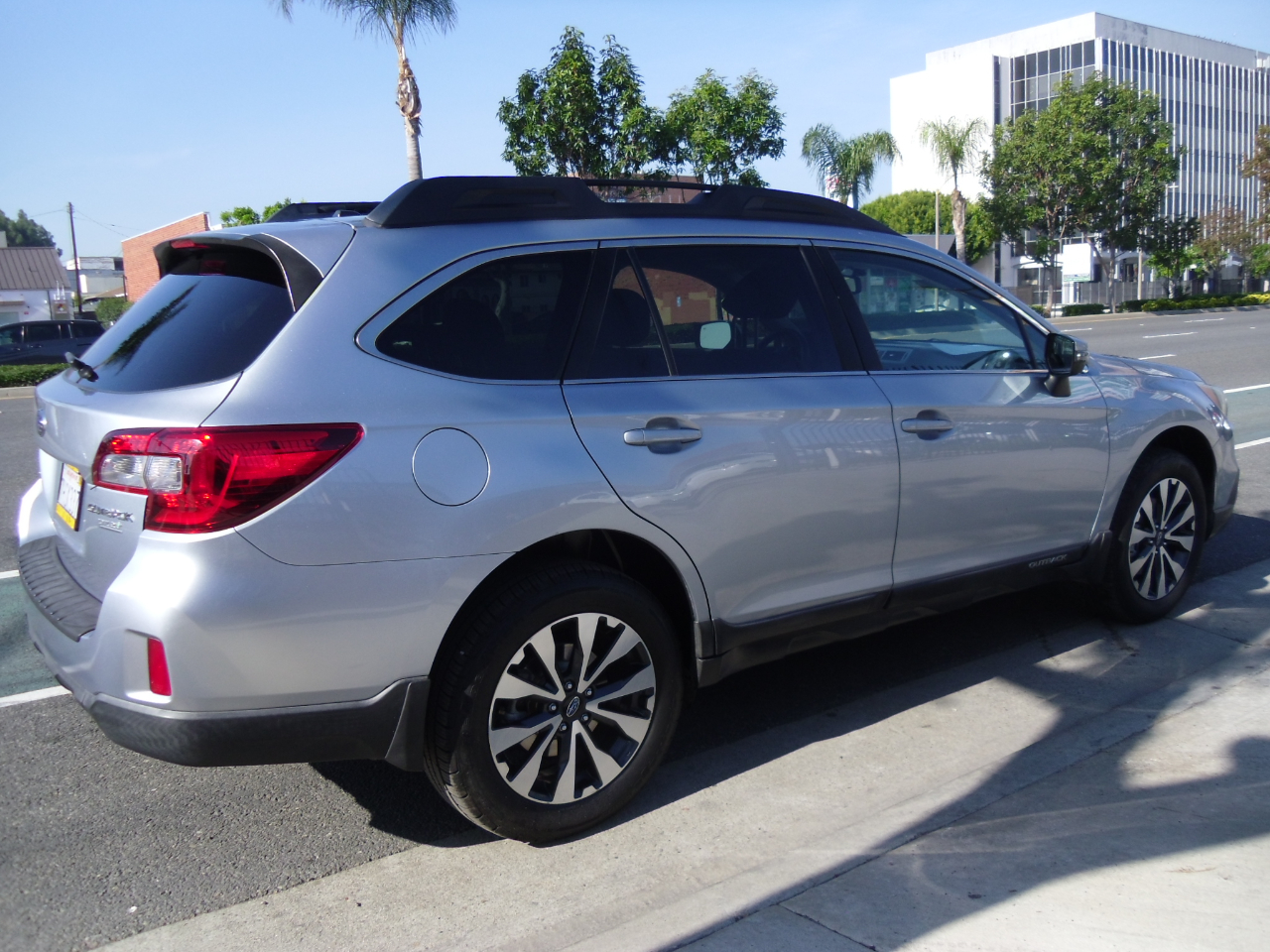 2015 Subaru Outback 2.5i Limited photo 3