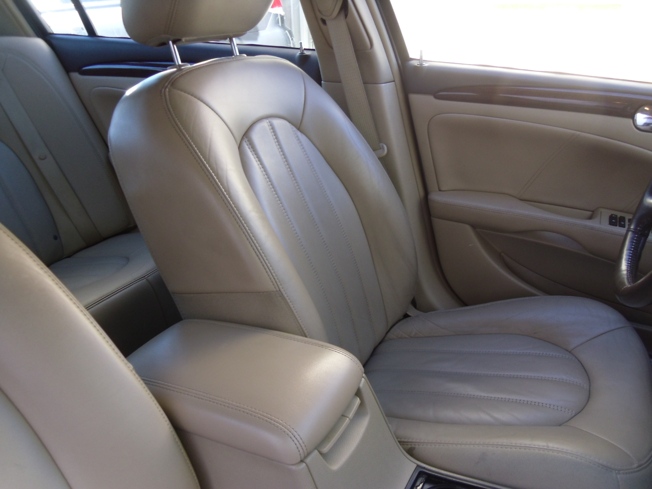 Buick Lucerne 4dr Sdn CXL 2010