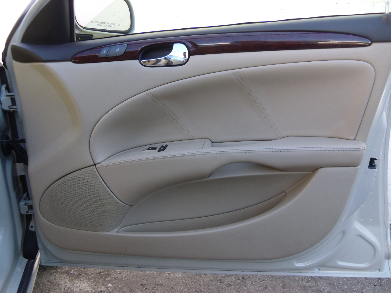 Buick Lucerne 4dr Sdn CXL 2010