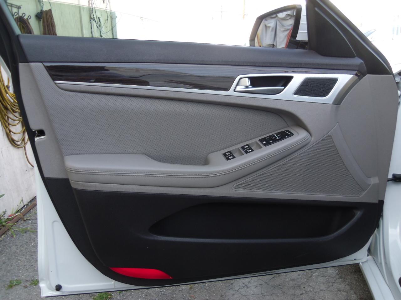 Hyundai Genesis 4dr Sdn V6 3.8L AWD 2015