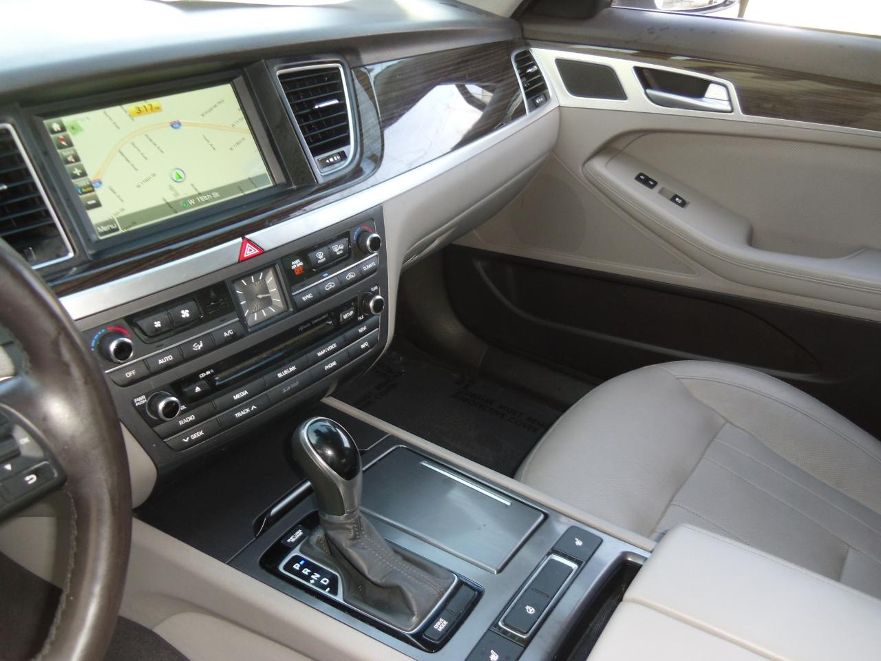 Hyundai Genesis 4dr Sdn V6 3.8L AWD 2015