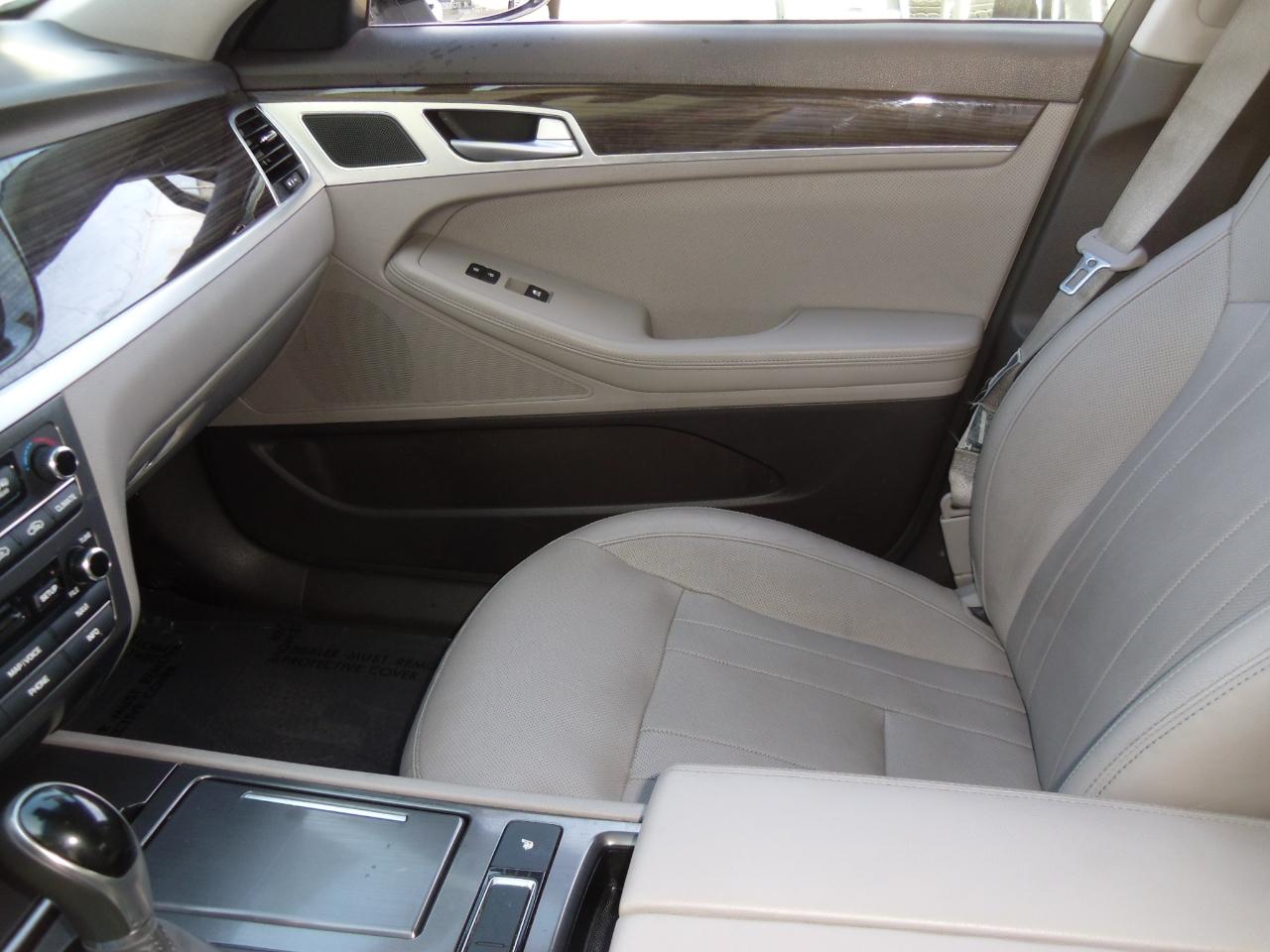 Hyundai Genesis 4dr Sdn V6 3.8L AWD 2015