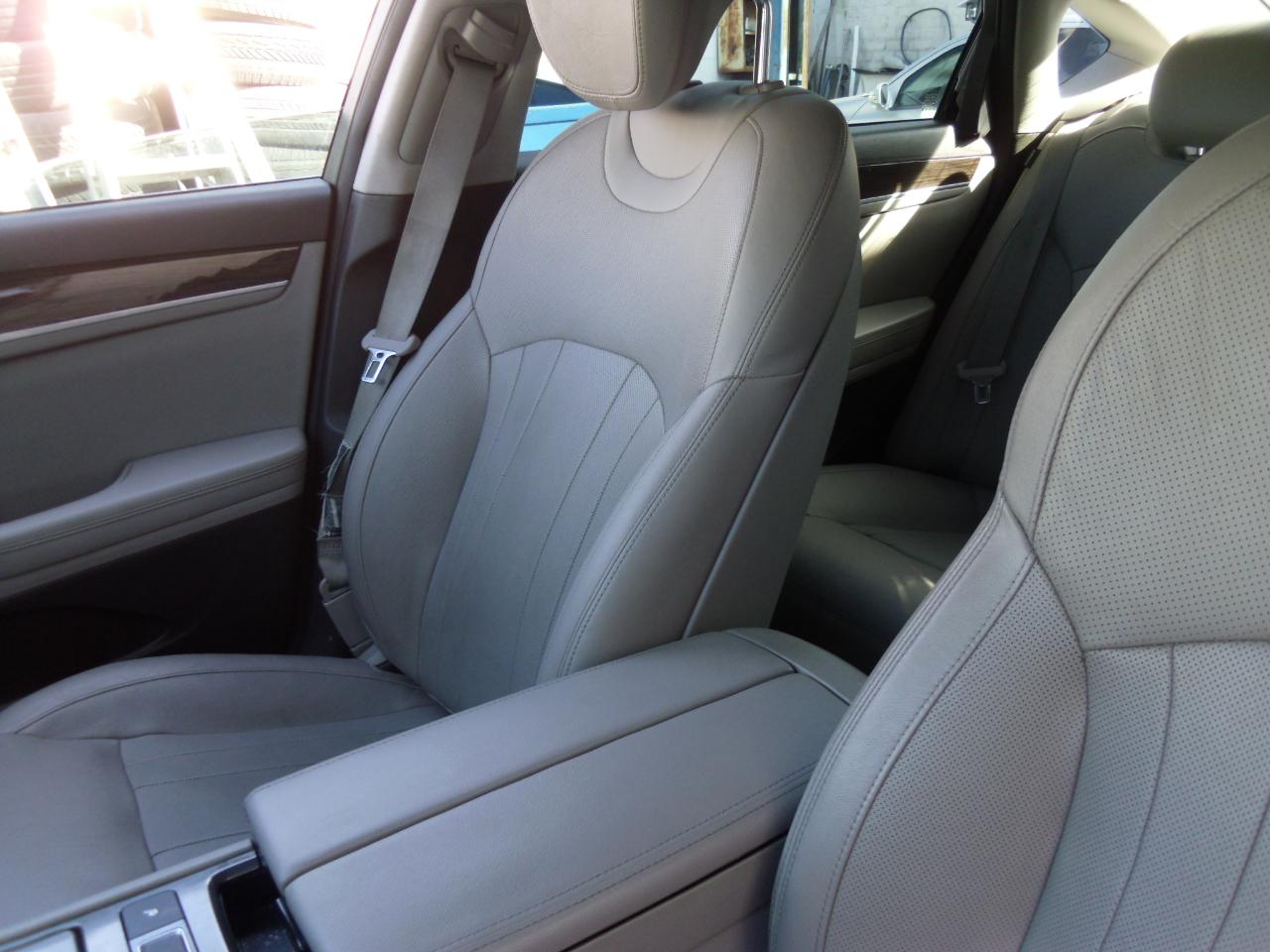 Hyundai Genesis 4dr Sdn V6 3.8L AWD 2015