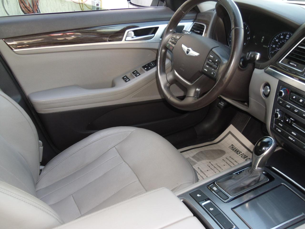 Hyundai Genesis 4dr Sdn V6 3.8L AWD 2015