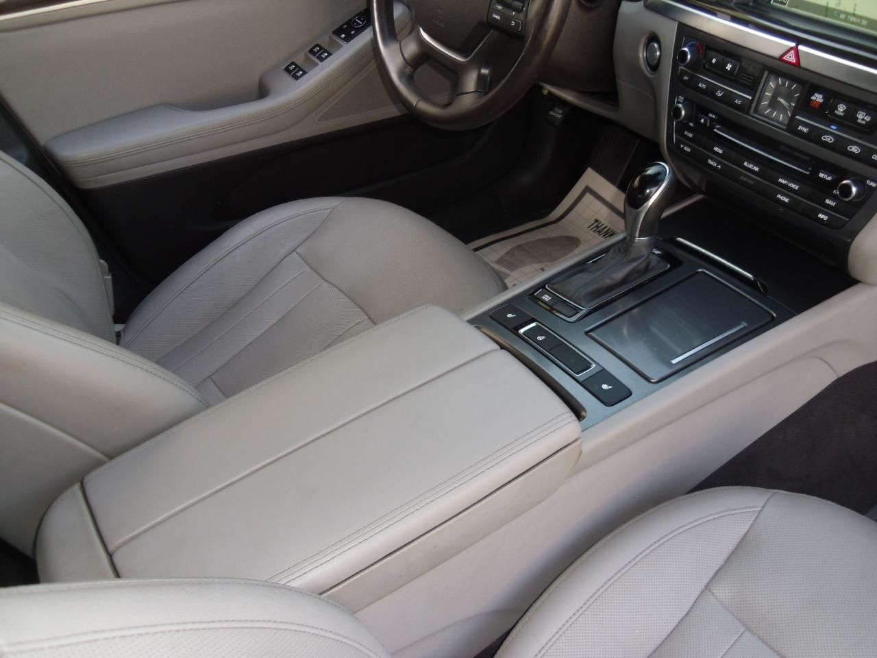 Hyundai Genesis 4dr Sdn V6 3.8L AWD 2015