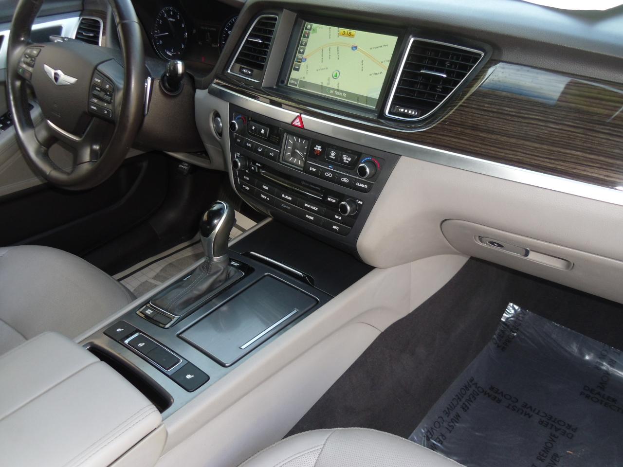 Hyundai Genesis 4dr Sdn V6 3.8L AWD 2015