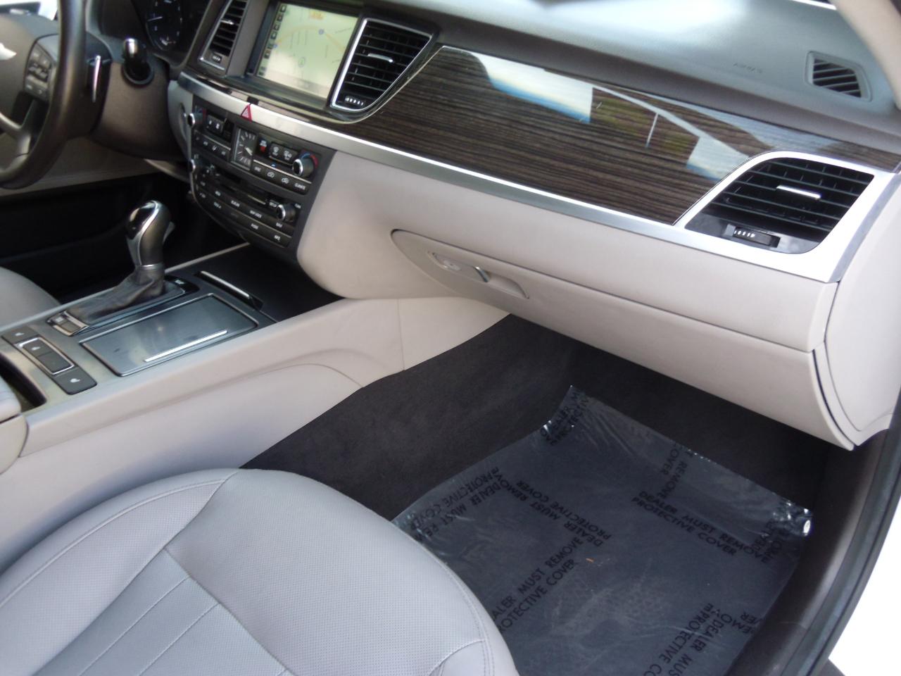 Hyundai Genesis 4dr Sdn V6 3.8L AWD 2015