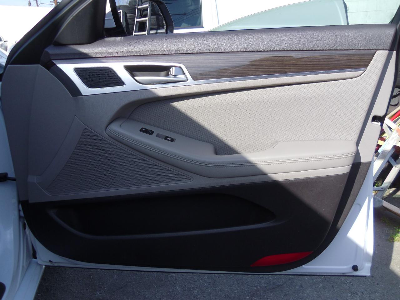 Hyundai Genesis 4dr Sdn V6 3.8L AWD 2015