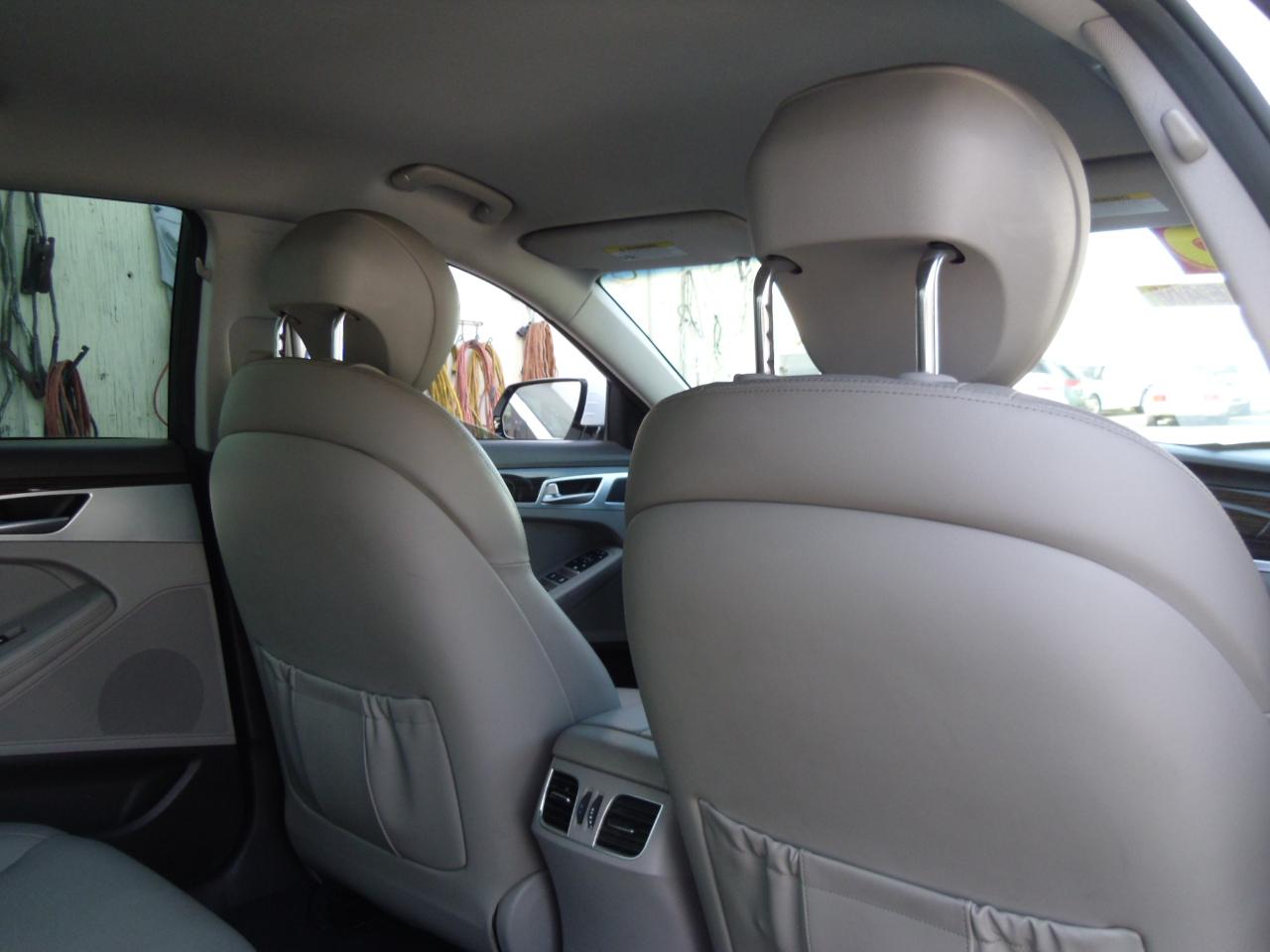 Hyundai Genesis 4dr Sdn V6 3.8L AWD 2015