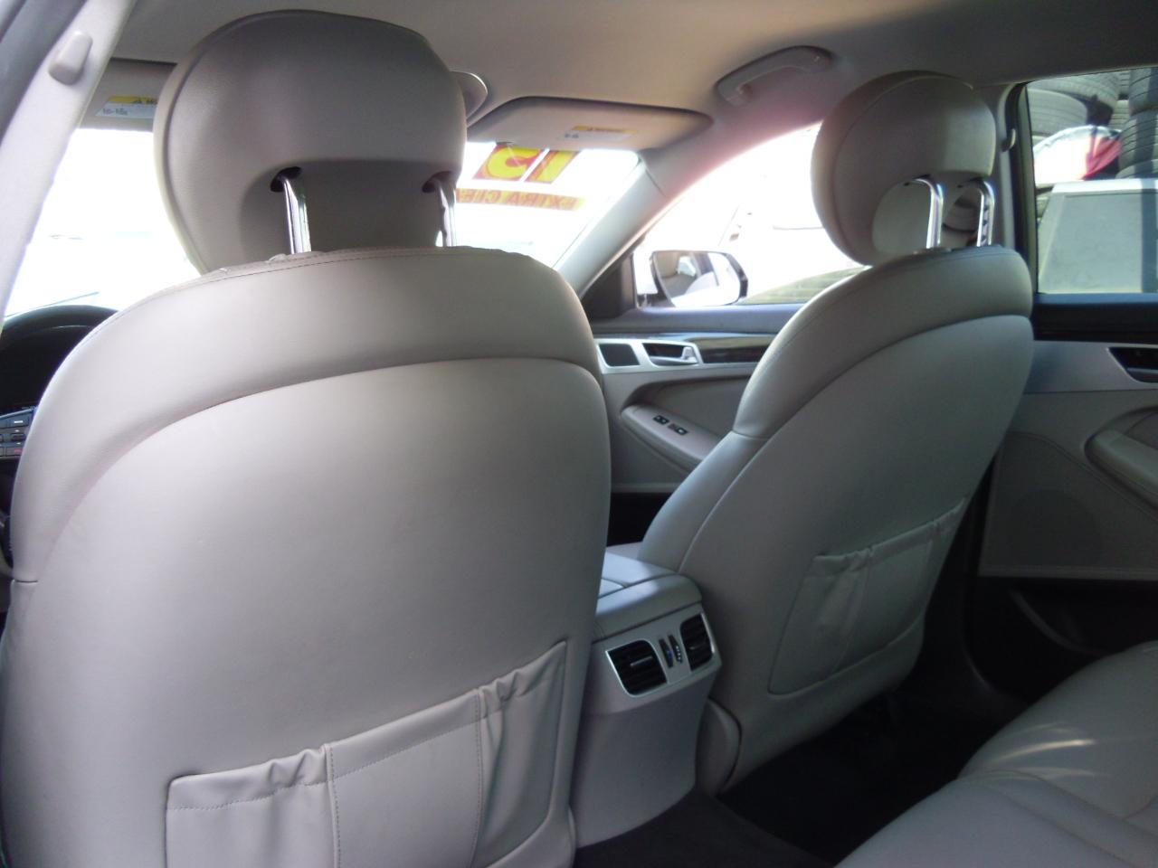 Hyundai Genesis 4dr Sdn V6 3.8L AWD 2015