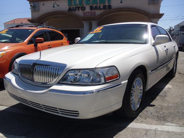 Pearl White 2007 Lincoln Town Car Sedan Rear-Wheel Drive Automatic