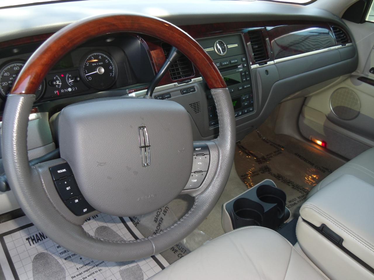 Lincoln Town Car 4dr Sdn Signature Limited 2007