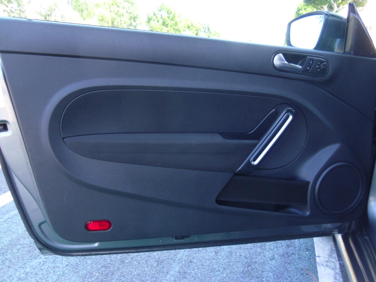 Volkswagen Beetle 2dr Cpe Auto Entry PZEV *Ltd Avail* 2012