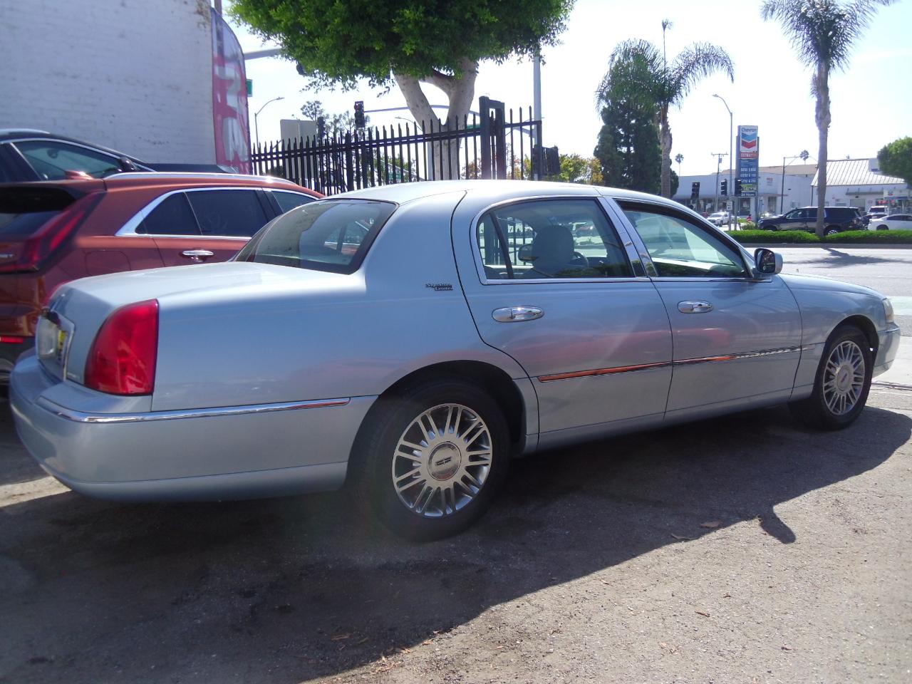 Lincoln Town Car 4dr Sdn Signature Limited 2009