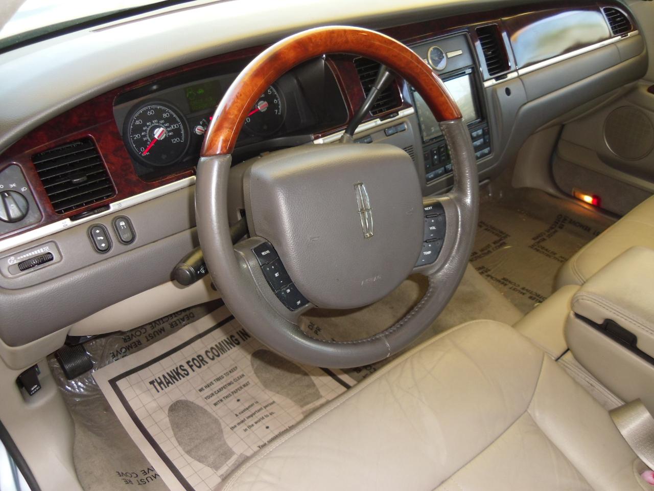 Lincoln Town Car 4dr Sdn Signature Limited 2009