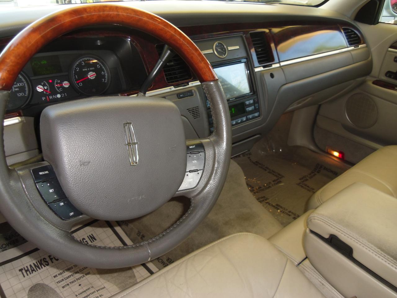 Lincoln Town Car 4dr Sdn Signature Limited 2009