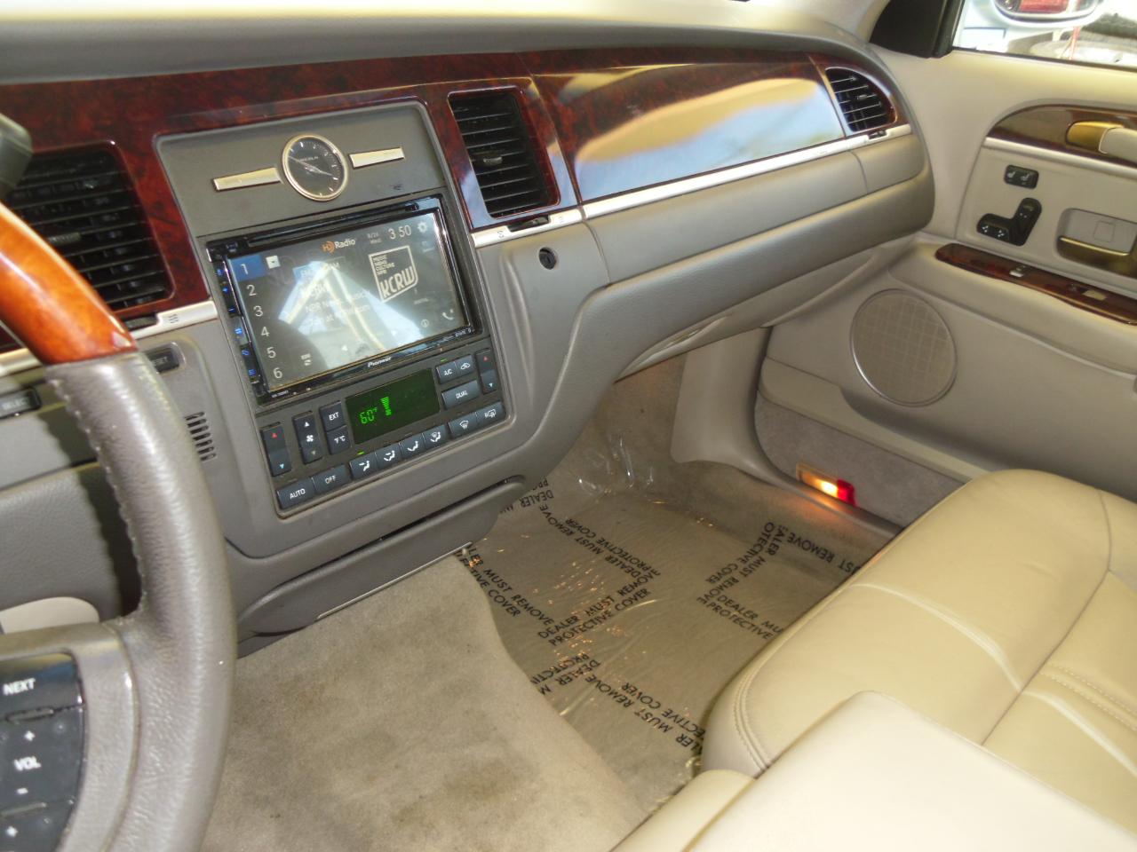 Lincoln Town Car 4dr Sdn Signature Limited 2009
