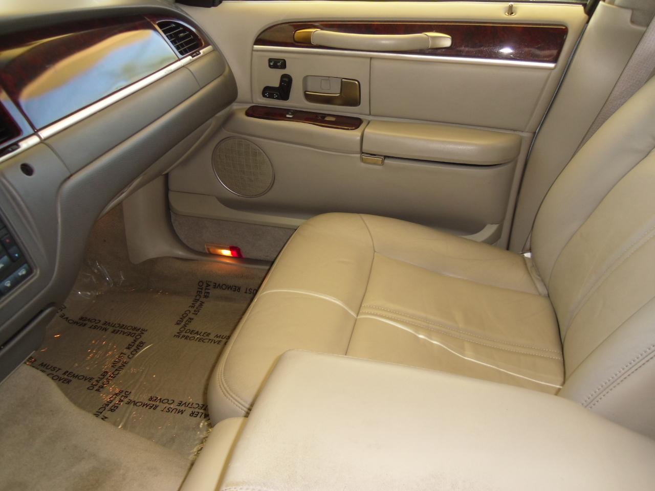 Lincoln Town Car 4dr Sdn Signature Limited 2009
