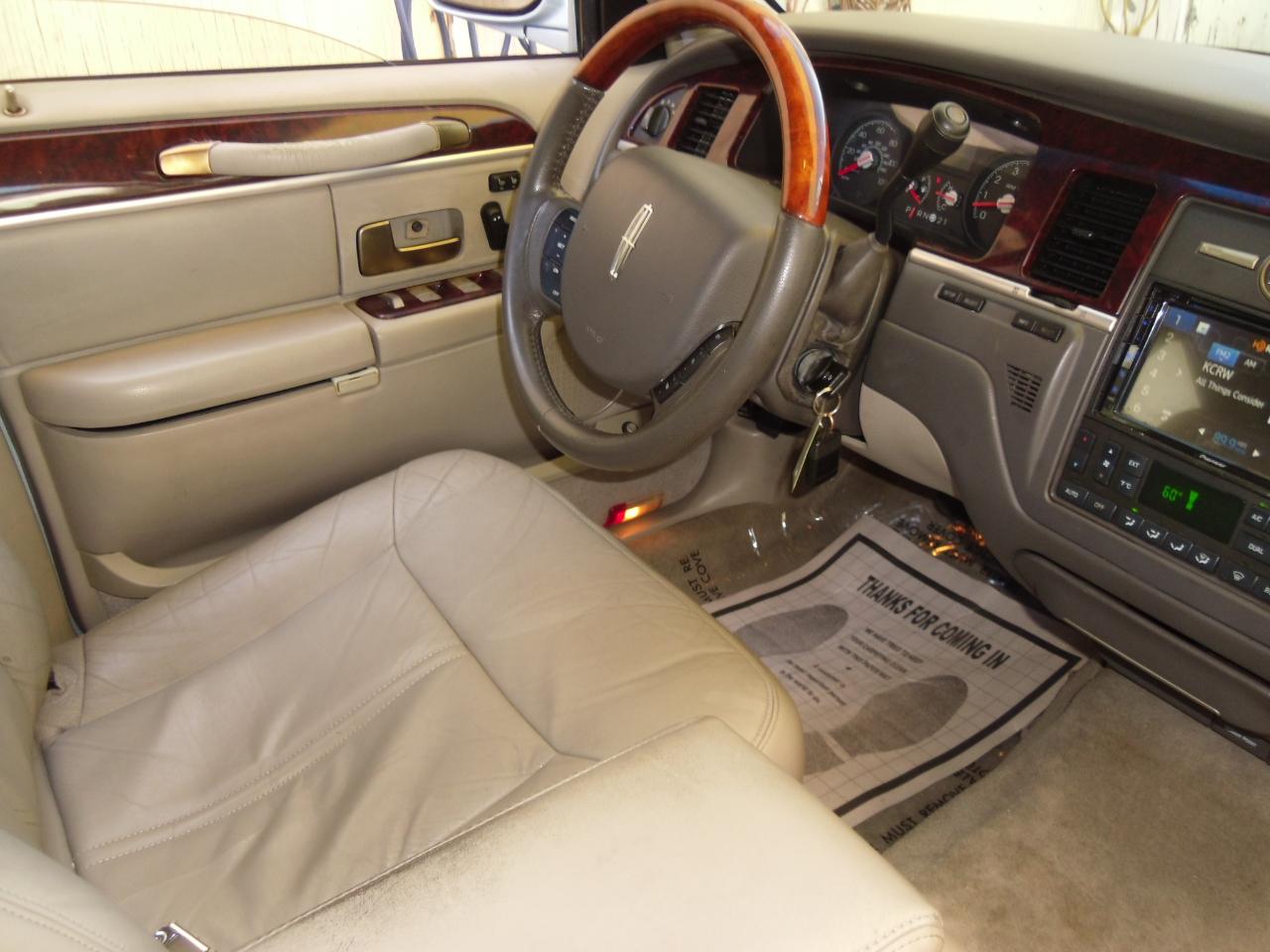 Lincoln Town Car 4dr Sdn Signature Limited 2009