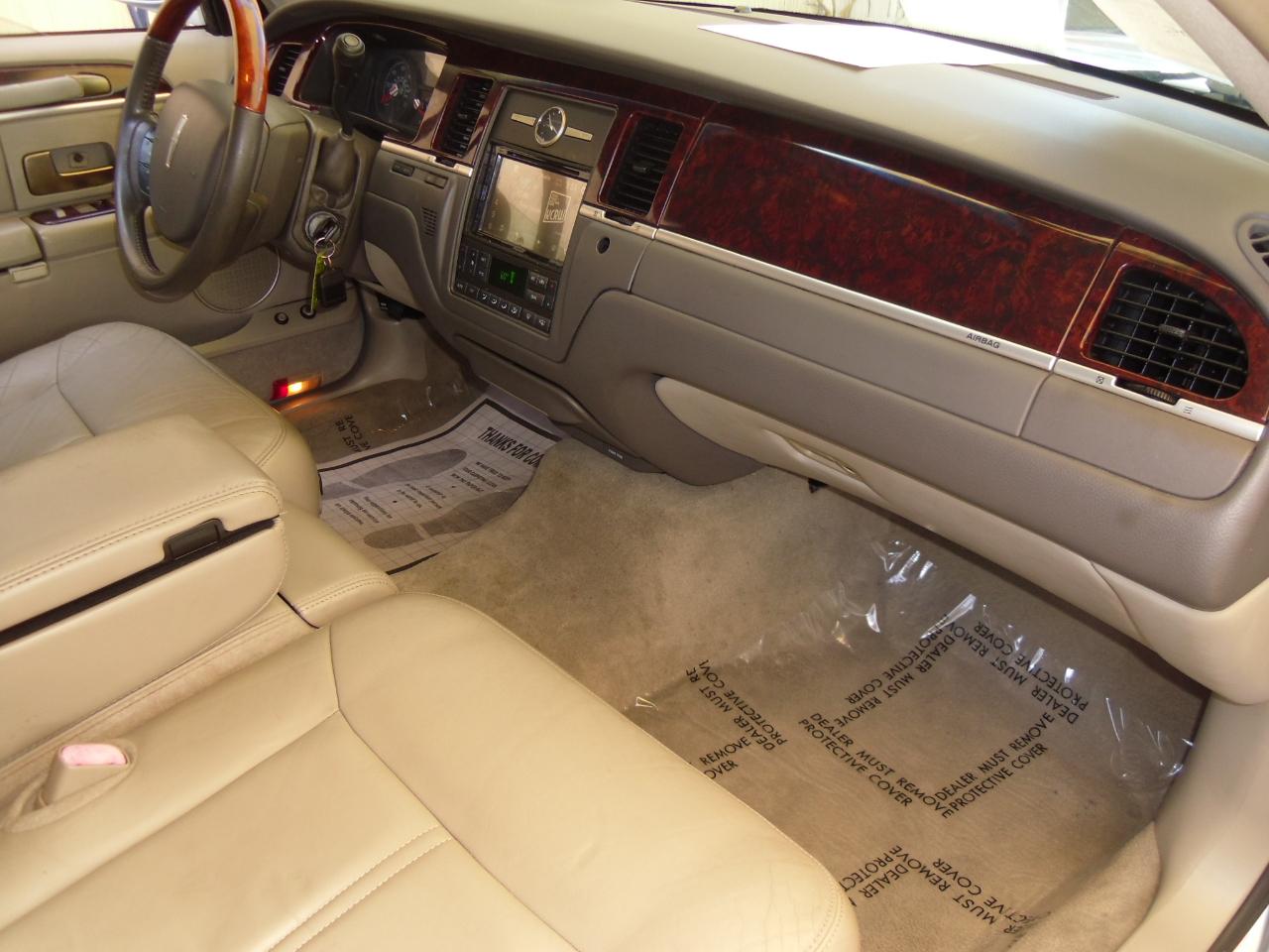 Lincoln Town Car 4dr Sdn Signature Limited 2009