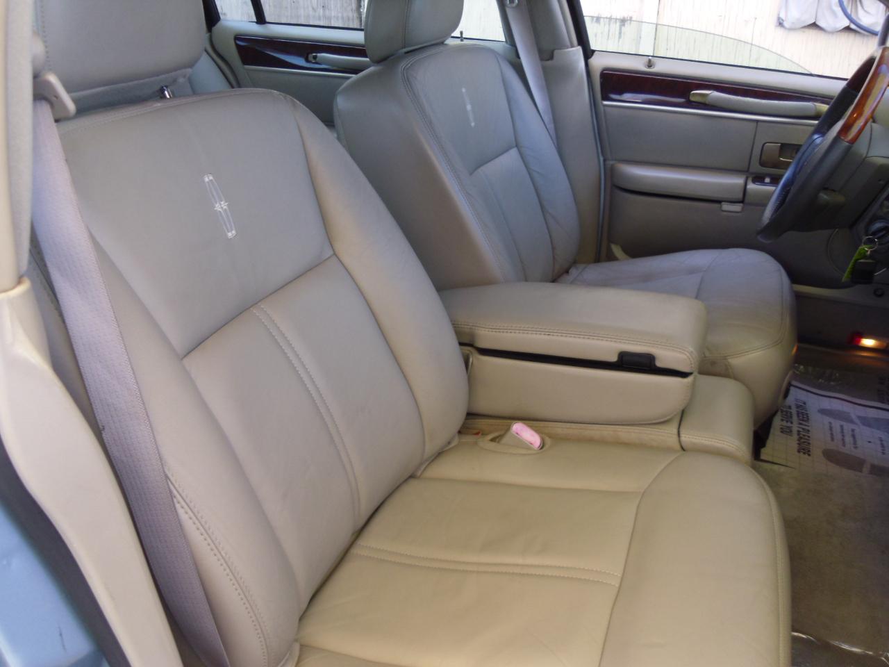 Lincoln Town Car 4dr Sdn Signature Limited 2009