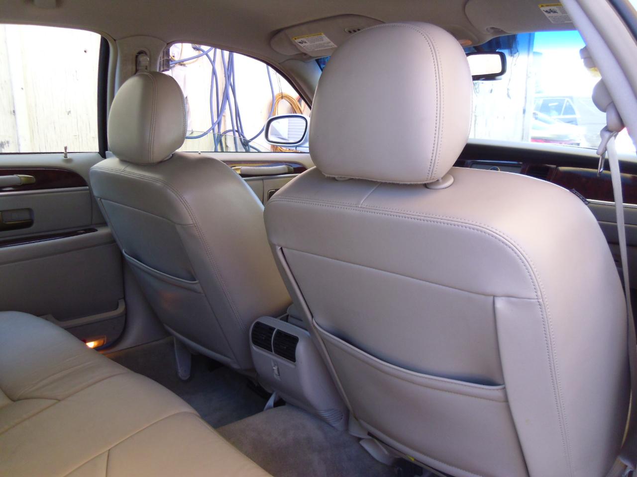 Lincoln Town Car 4dr Sdn Signature Limited 2009