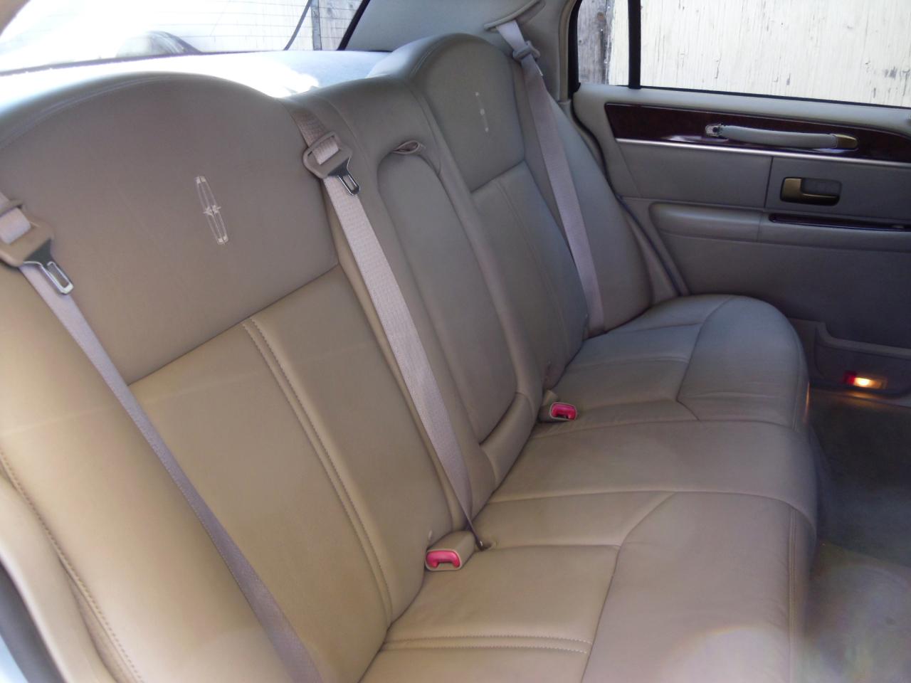 Lincoln Town Car 4dr Sdn Signature Limited 2009