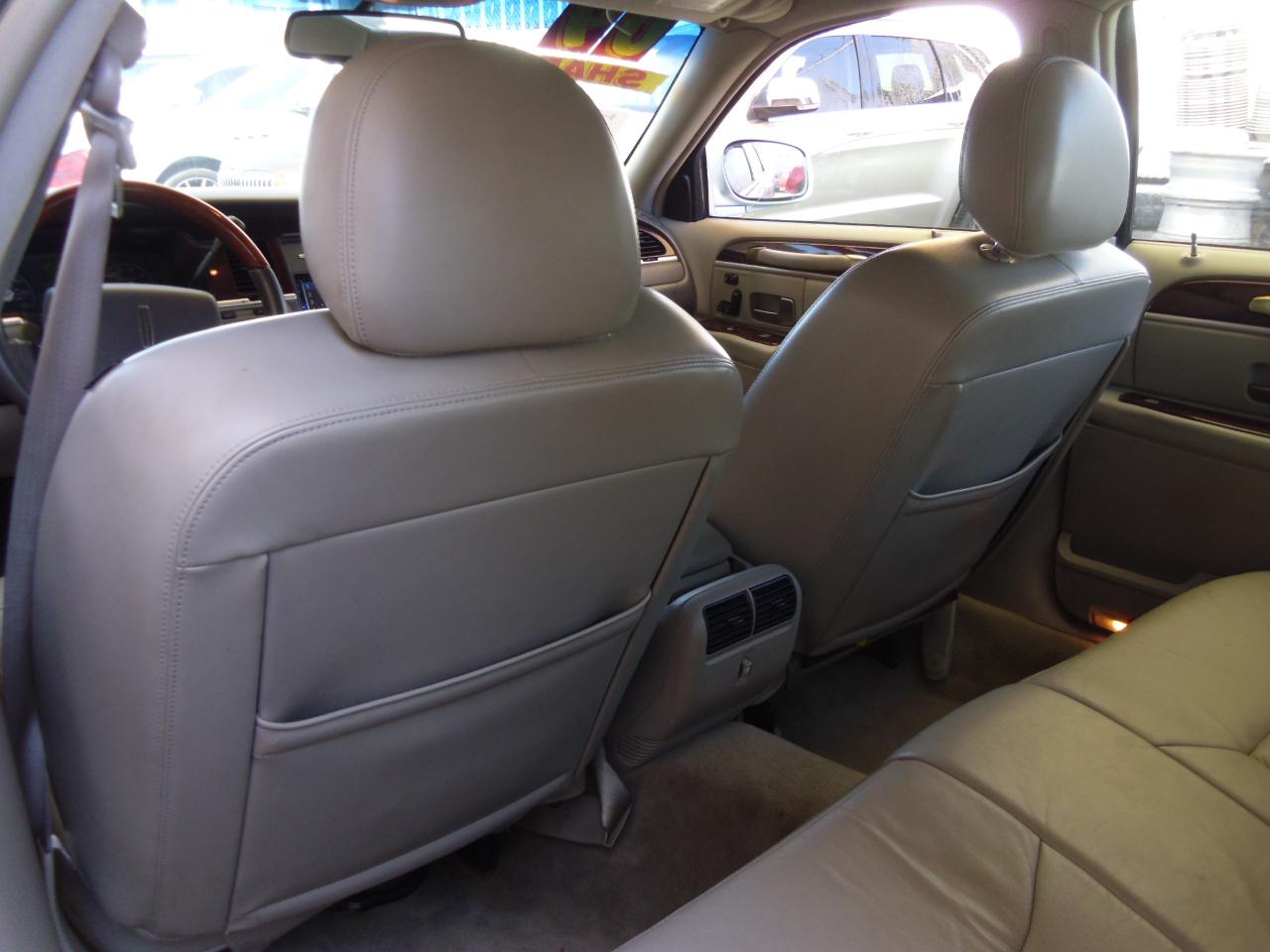 Lincoln Town Car 4dr Sdn Signature Limited 2009