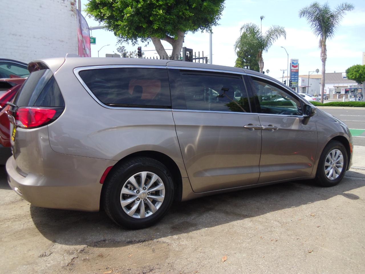 Chrysler Pacifica LX FWD 2018