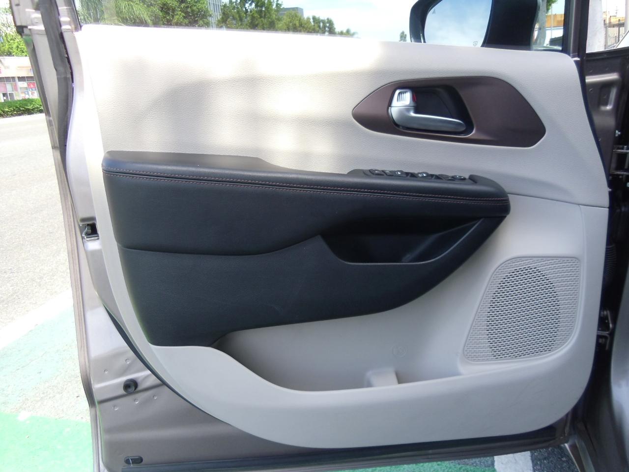 Chrysler Pacifica LX FWD 2018