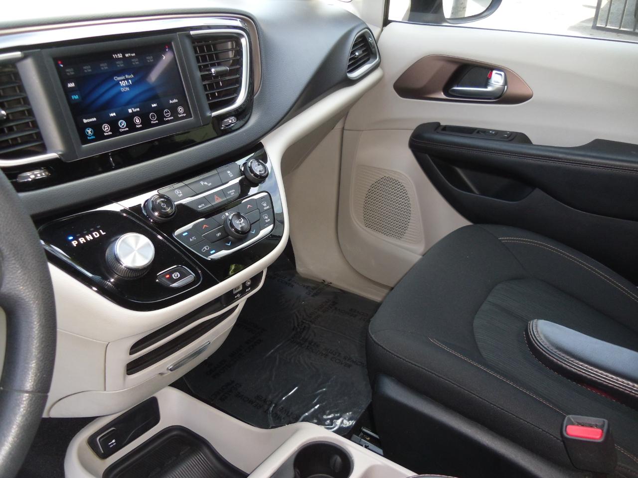 Chrysler Pacifica LX FWD 2018