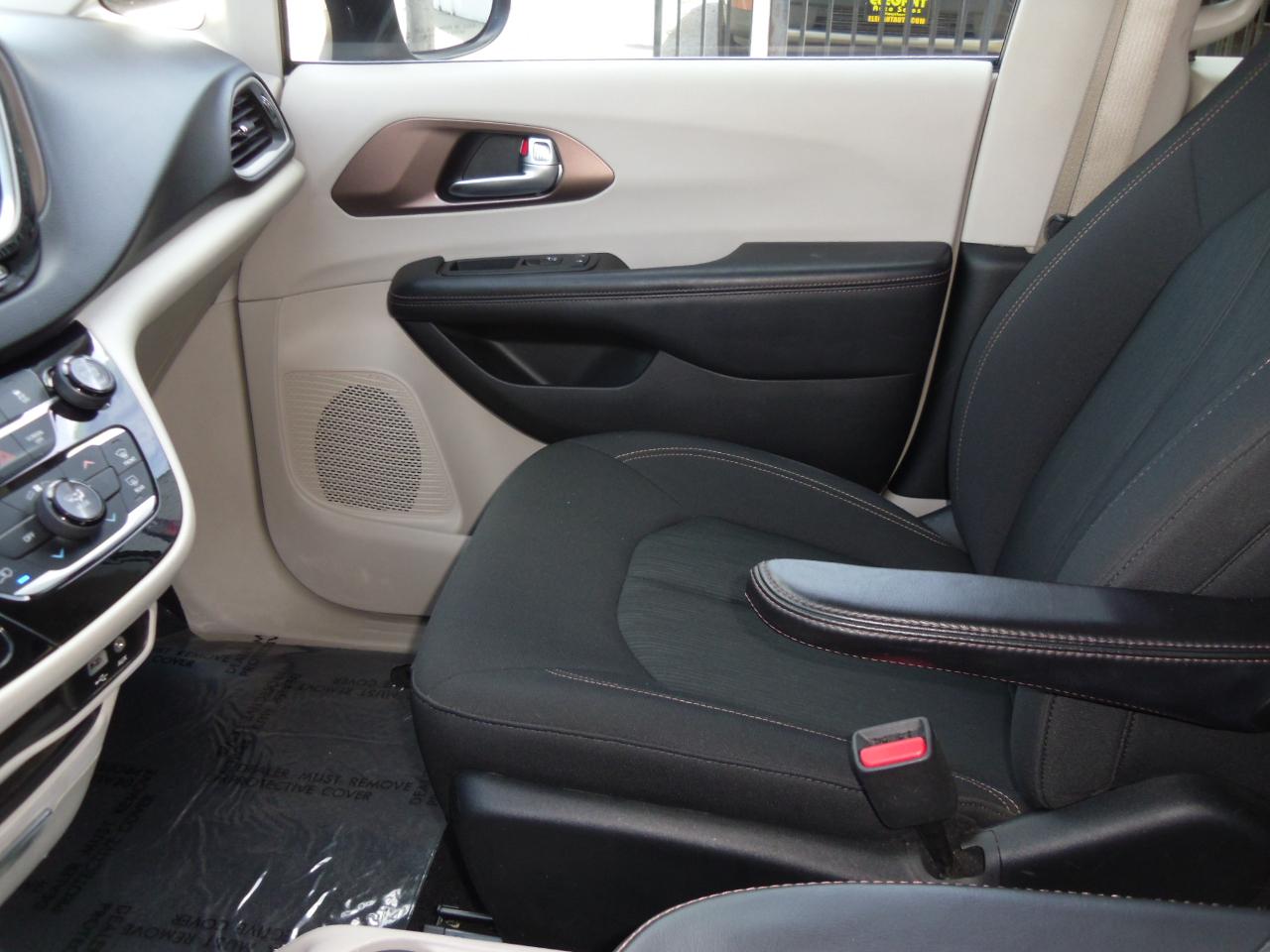 Chrysler Pacifica LX FWD 2018
