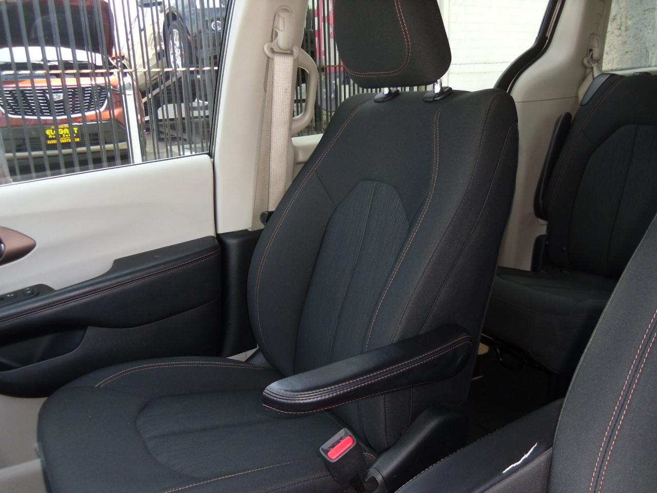 Chrysler Pacifica LX FWD 2018