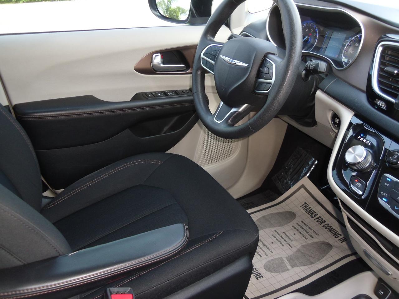 Chrysler Pacifica LX FWD 2018