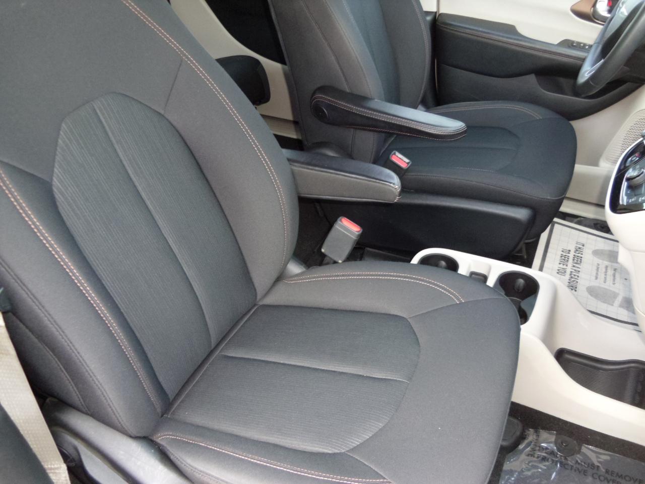 Chrysler Pacifica LX FWD 2018