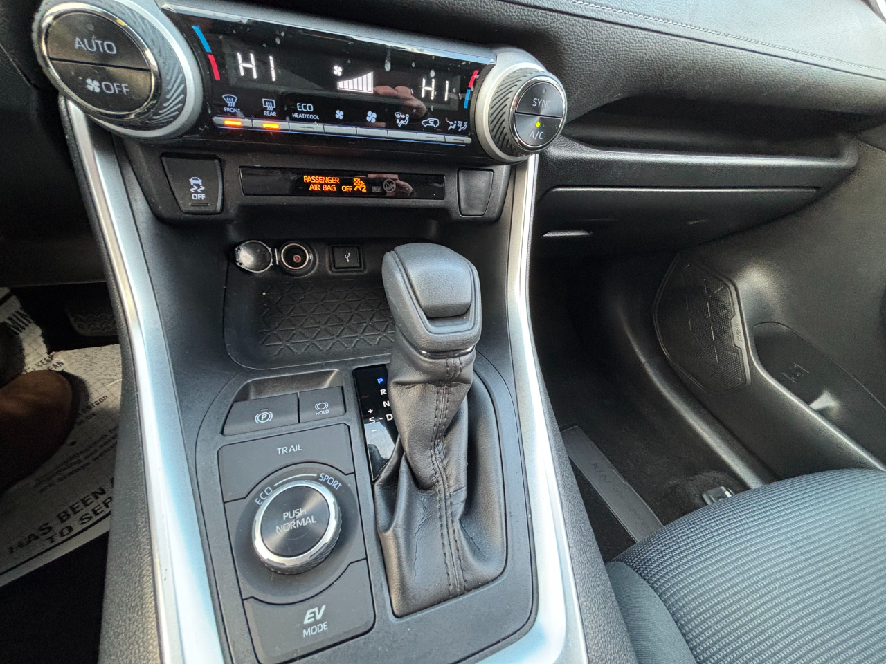 2020 Toyota RAV4 Hybrid LE photo 2