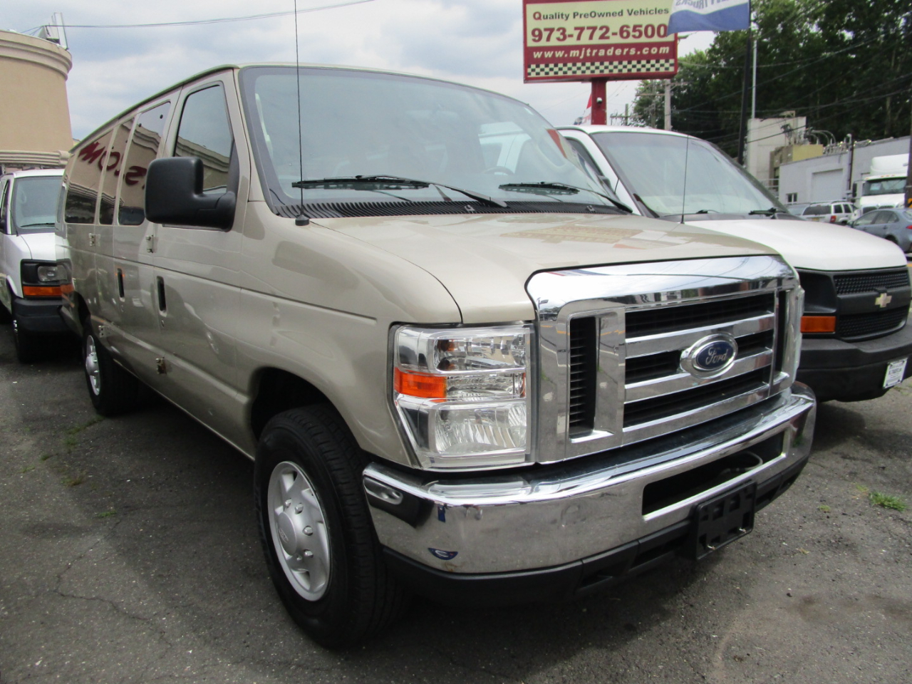 2009 Ford E-Series Econoline Wagon's photo