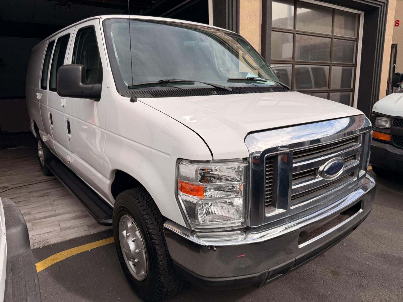 Ford Econoline E-350 XL Super Duty 2012