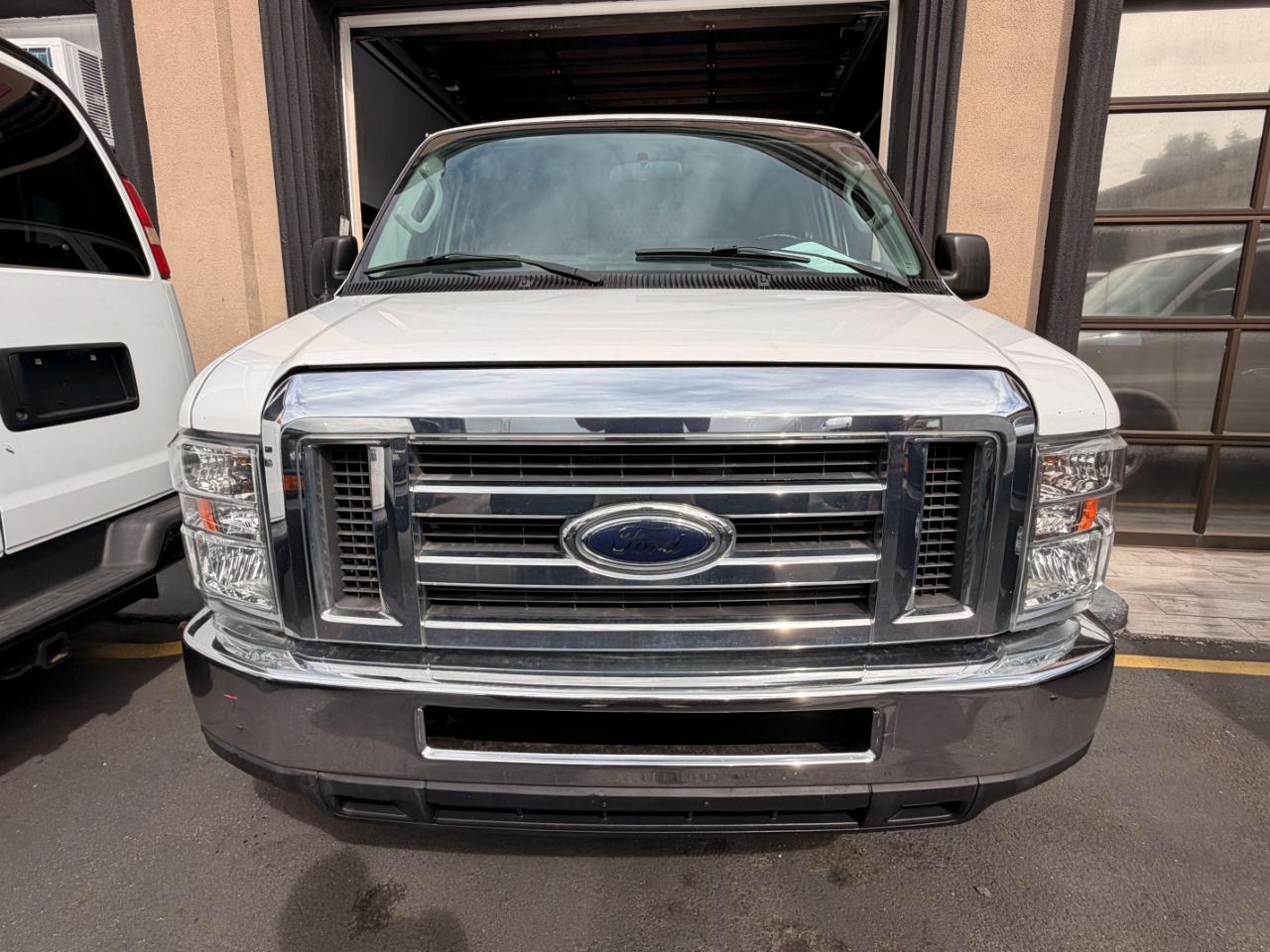 Ford Econoline E-350 XL Super Duty 2012
