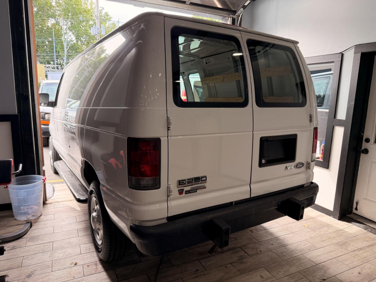 Ford Econoline E-350 XL Super Duty 2012