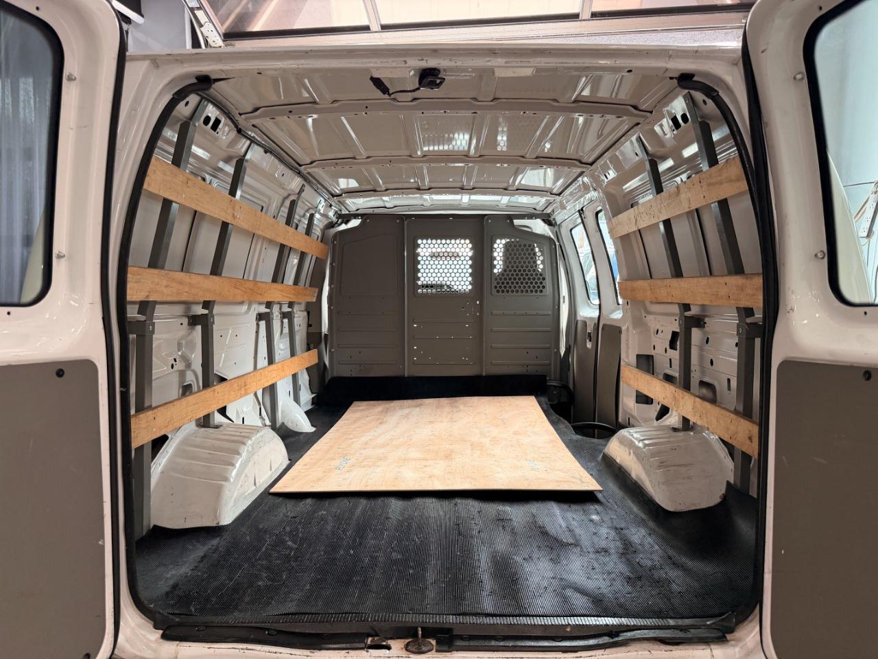 Ford Econoline E-350 XL Super Duty 2012