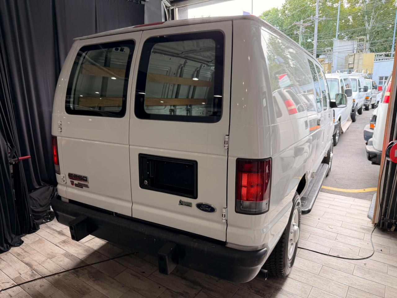 Ford Econoline E-350 XL Super Duty 2012